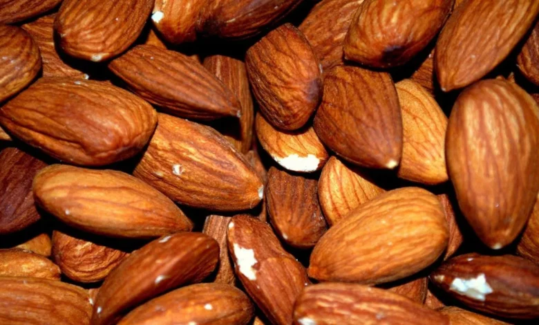 ما معنى almond mom meaning.webp