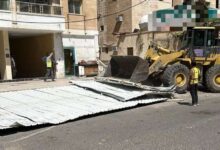 «بلدية الأحمدي» تزيل 3 مظلات وشبك محمية مخالفة