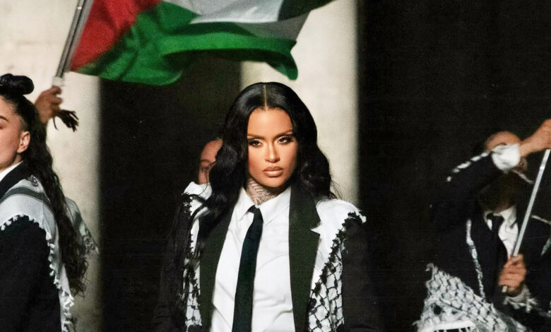 ترند العالم بالكوفية والعلم الفلسطيني.. الأميركية كيلاني تصدر أغنية "إلى جوارك" | فن بالكوفية والعلم الفلسطيني.. الأميركية كيلاني تصدر أغنية "إلى جوارك" | فن