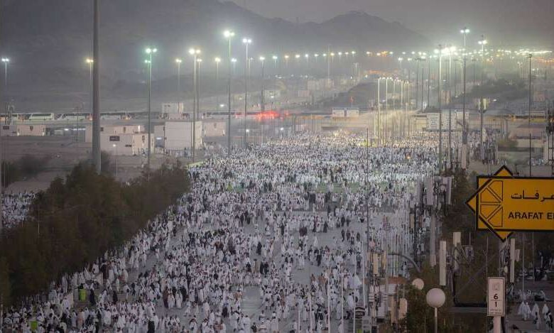 ملبّين متضرّعين.. ضيوف الرحمن يتوافدون إلى عرفات لأداء ركن الحج الأعظم