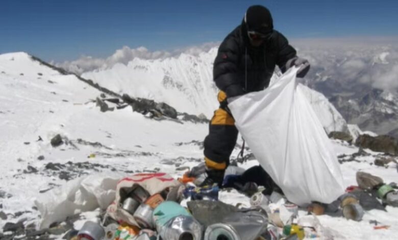 نيبال تنتشل 4 جثث و 11 طنا من القمامة من فوق قمة جبل إيفرست