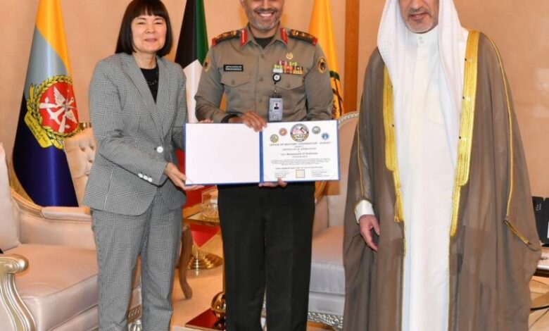 ترند العالم وزير الدفاع يستقبل سفيرة الولايات المتحدة لمناقشة التعاون الثنائي وتكريم ضابط كويتي وزير الدفاع يستقبل سفيرة الولايات المتحدة لمناقشة التعاون الثنائي وتكريم ضابط كويتي