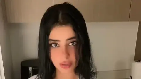 ترحيل المؤثرة زينب أمير من البحرين إليك السبب